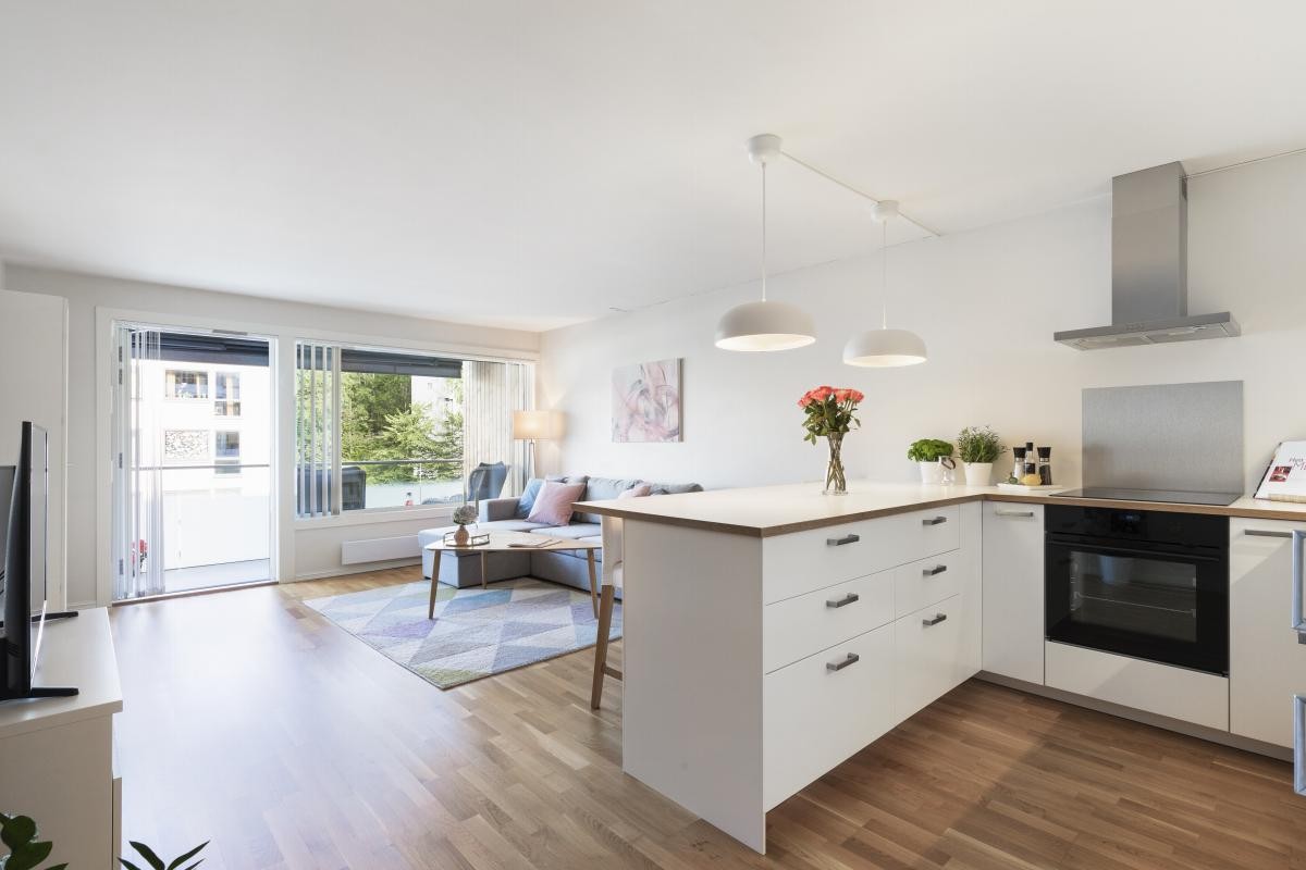 Mot stuen er det en flott barløsning, noe som skaper et naturlig skille i rommet. Galleribilde