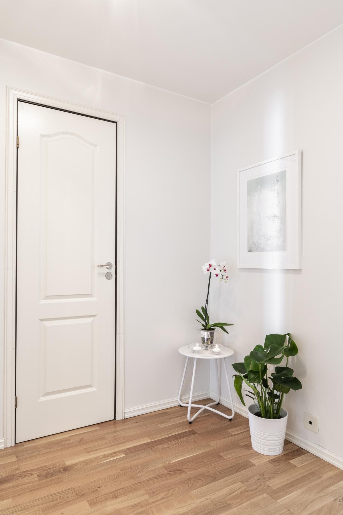 Entrén byr på god lagringsplass og inngang til bod som kan benyttes som en ekstra garderobe eller hva med hjemmekontor? Galleribilde
