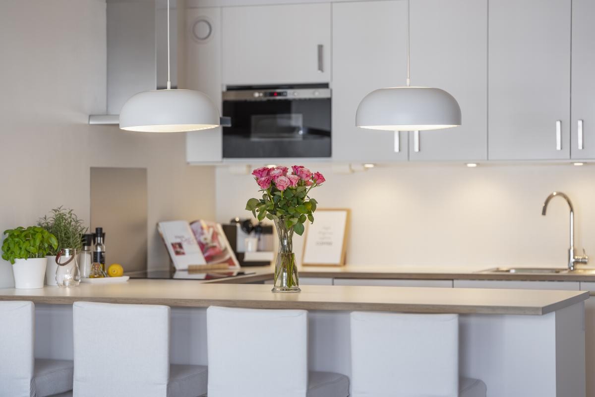 Stuen i åpen løsning med kjøkkenet skaper en sosial sone hvor også kokken holdes med selskap. Galleribilde