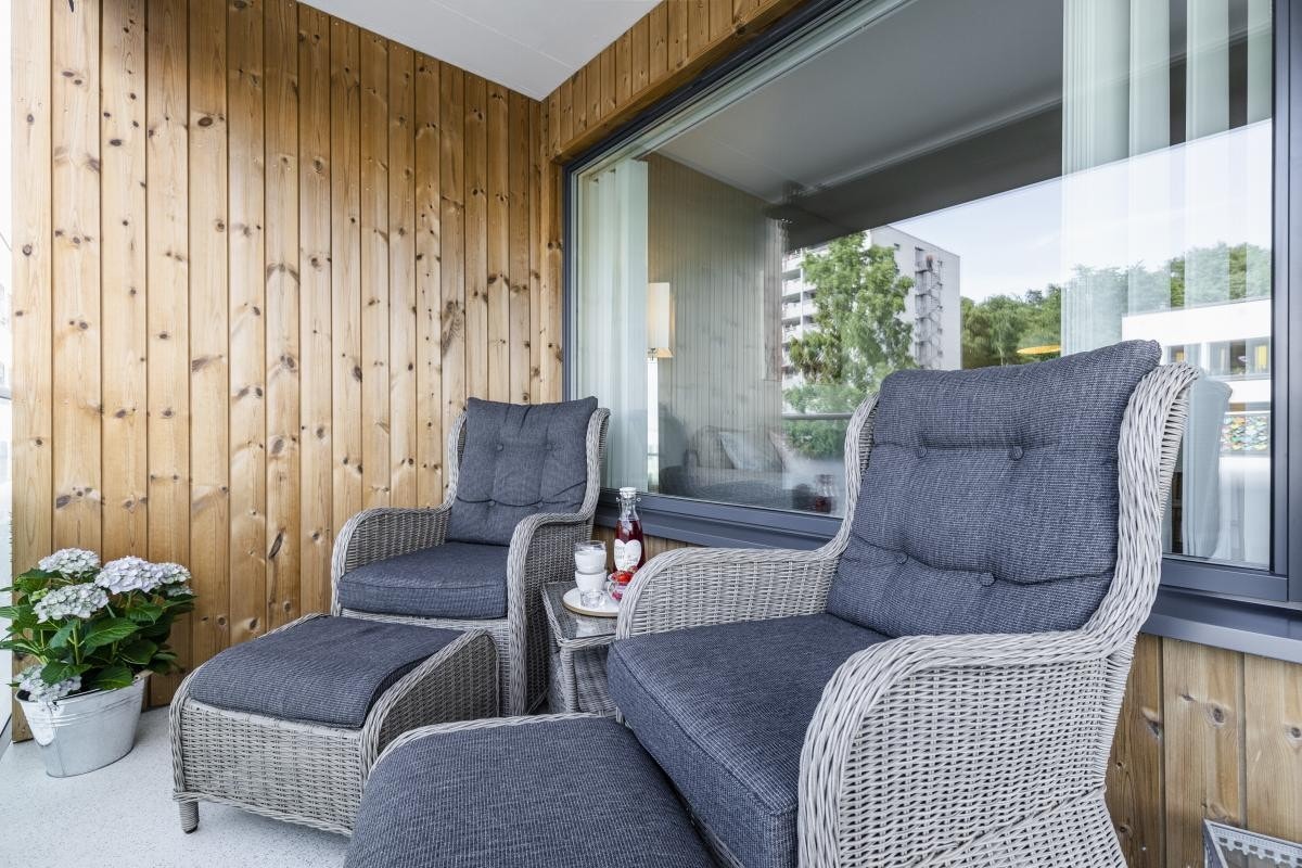 På balkongen er det gode solforhold med sol hele ettermiddagen til kl 21. sommerstid. Galleribilde