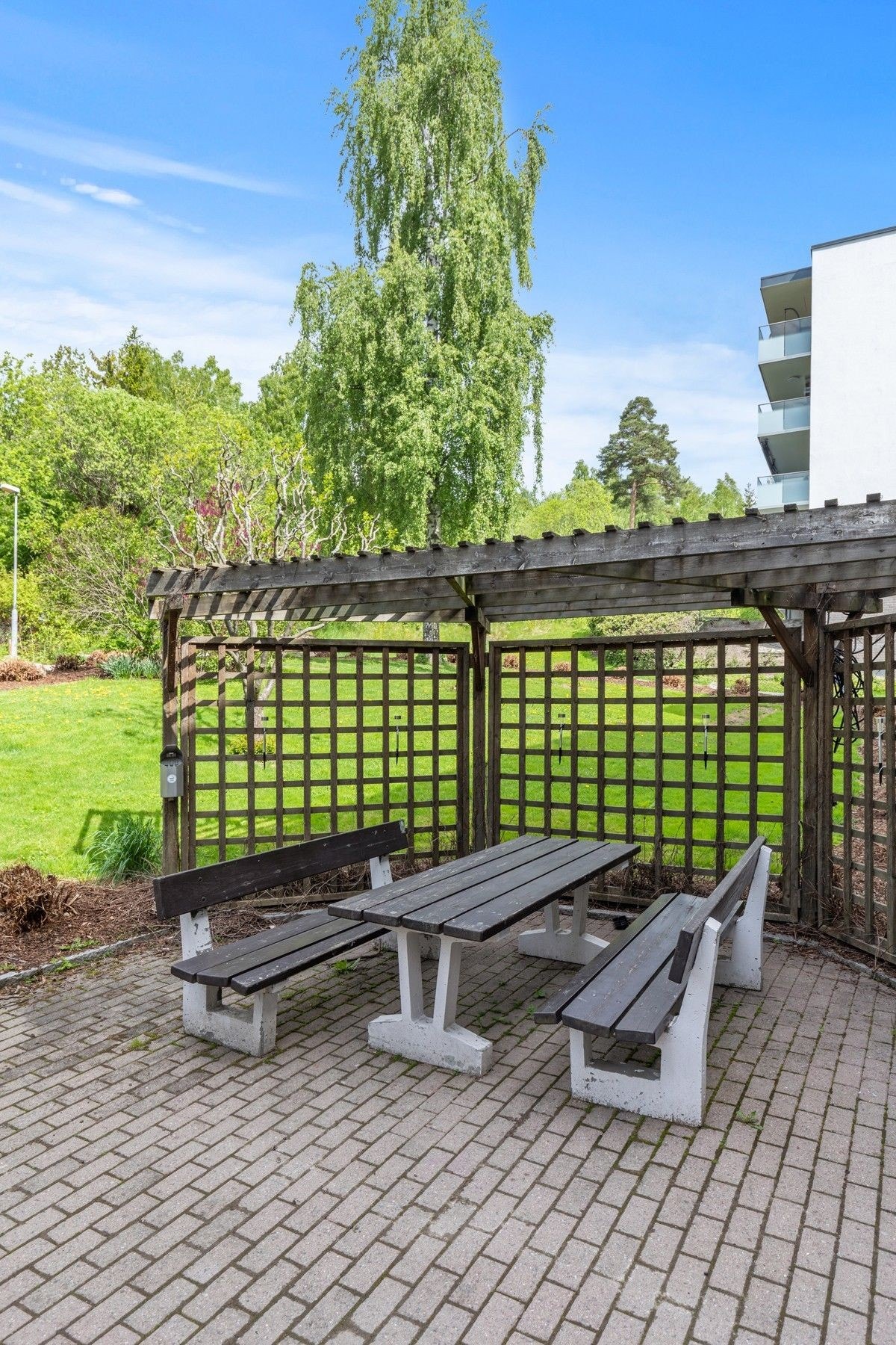 I området er det parkmessige fellesarealer, stor felles grillplass og grønne omgivelser med bilfrie interne veier m.m Galleribilde