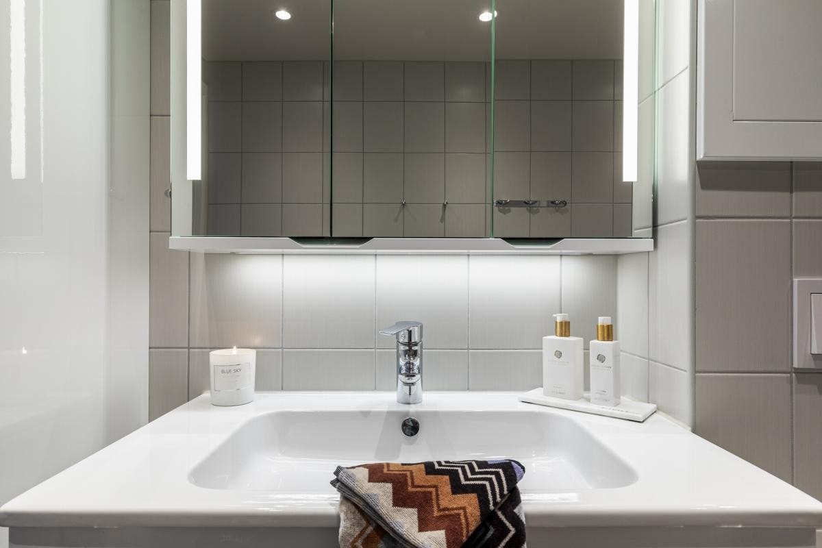 I speilskapet er det innfelt LED-belysning. Galleribilde