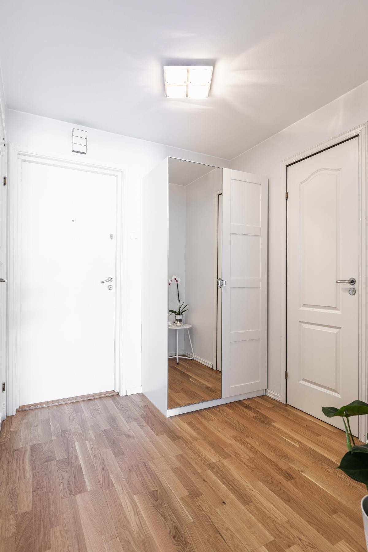 Lys og fin entré som gir en varm velkomst og godt førsteinntrykk av leiligheten. Det er plass til møblement for oppbevaring av yttertøy. Galleribilde