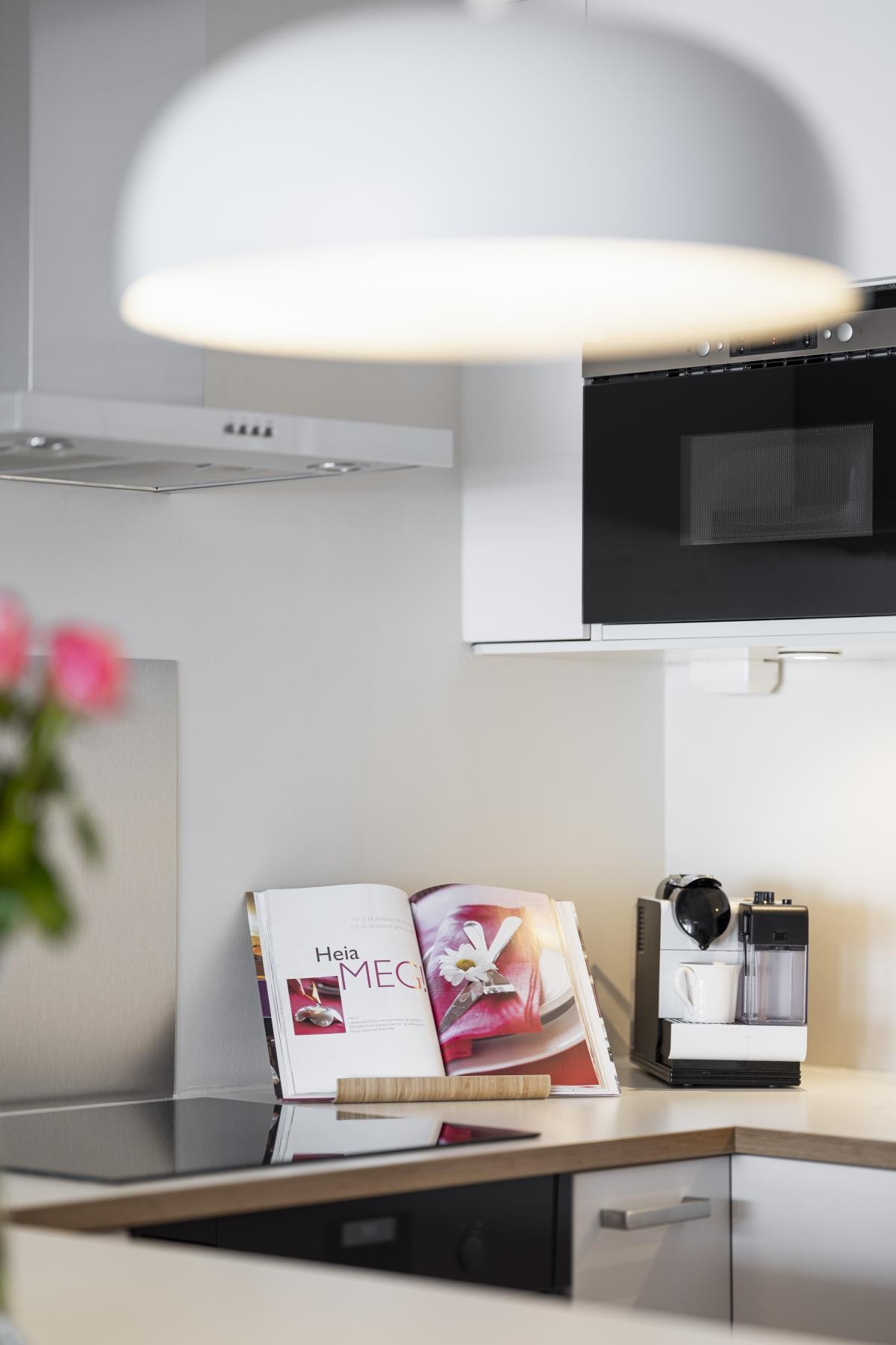 Med kort vei fra kjøkkenet til balkongen, kan alt fra morgenkaffen til større måltider enkelt medbringes ut. Galleribilde