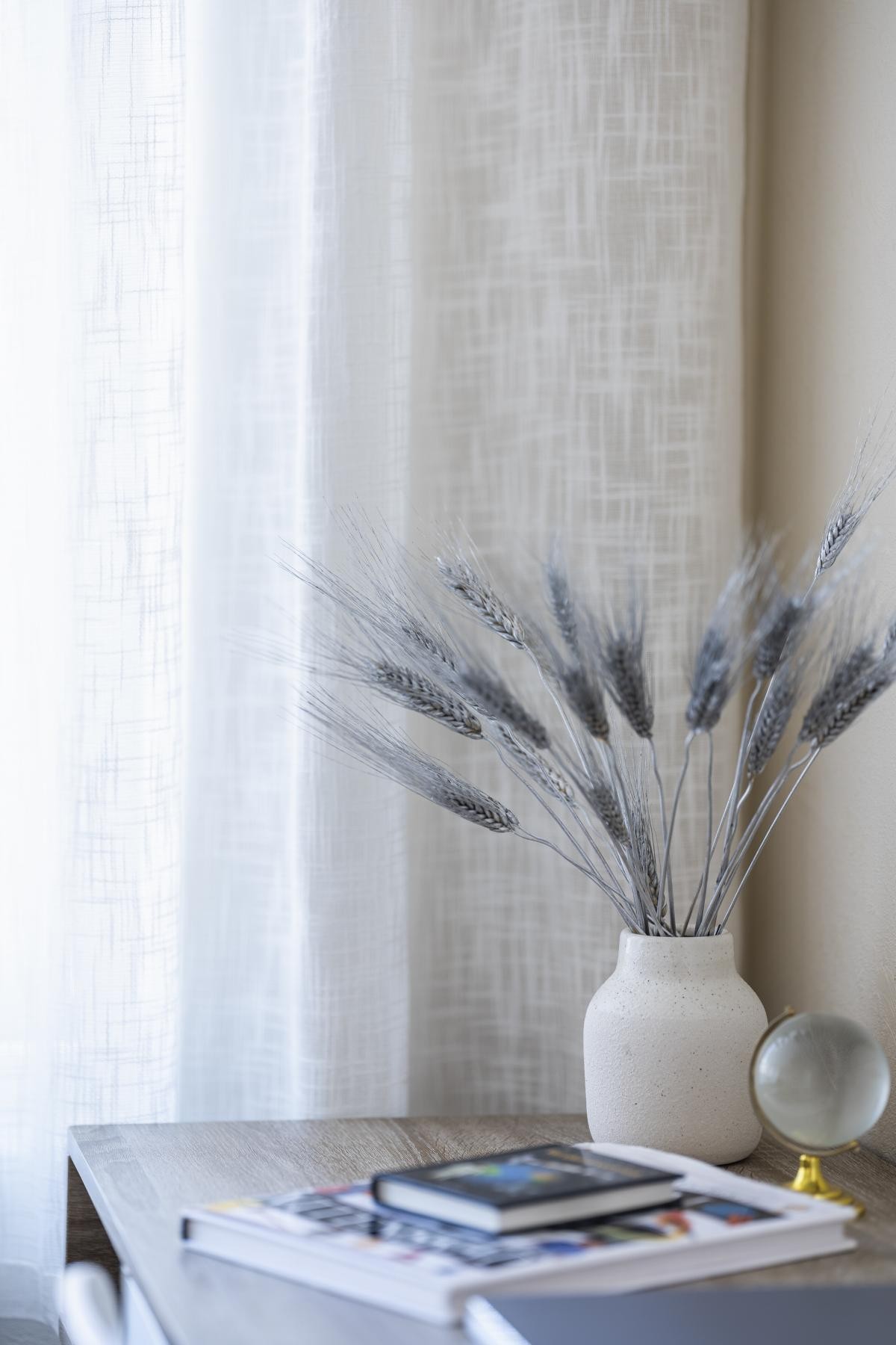 Leiligheten har et lyst og tidsmessig fargevalg. Galleribilde