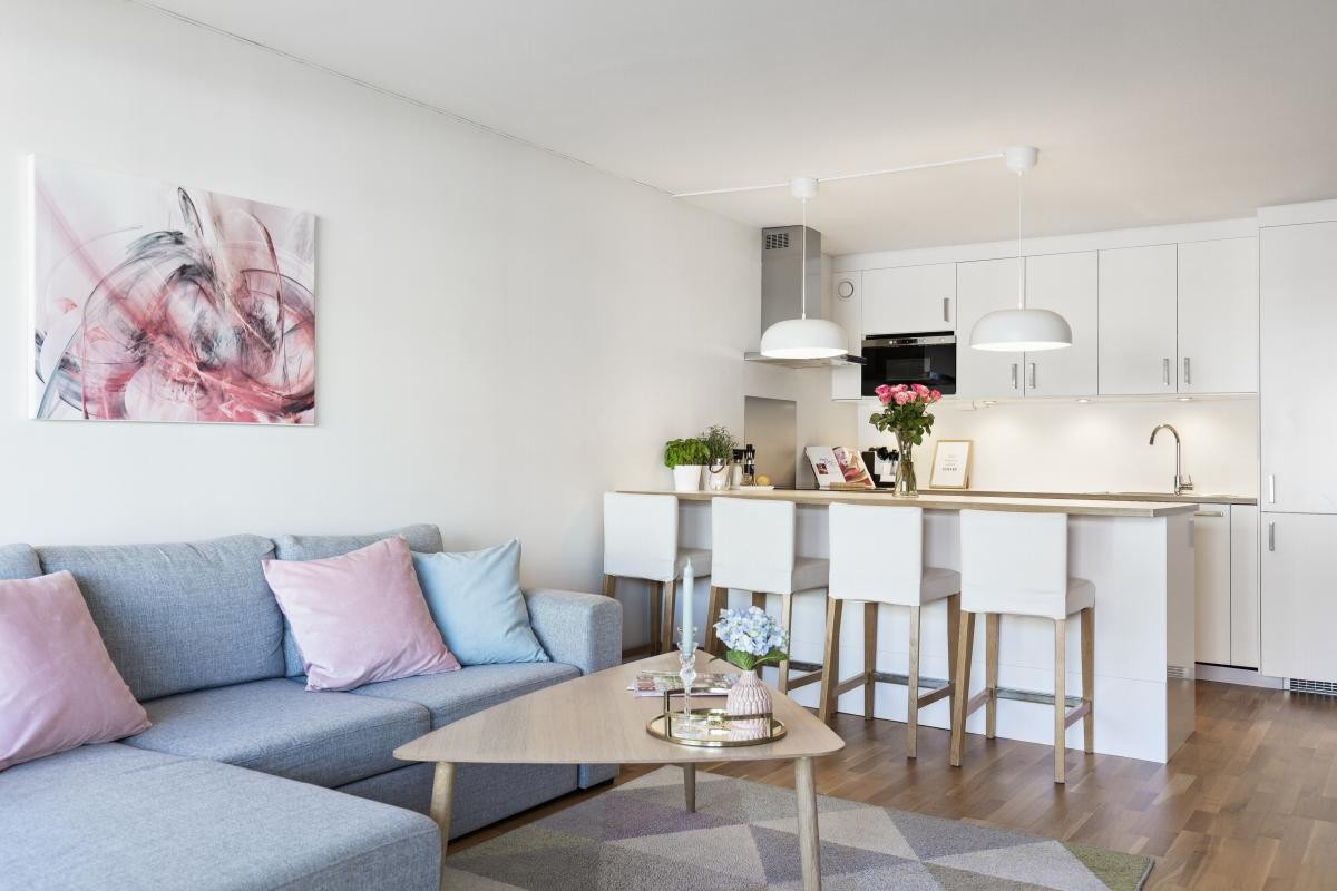 Åpen stue- og kjøkkenløsning skaper en luftig atmosfære. Galleribilde