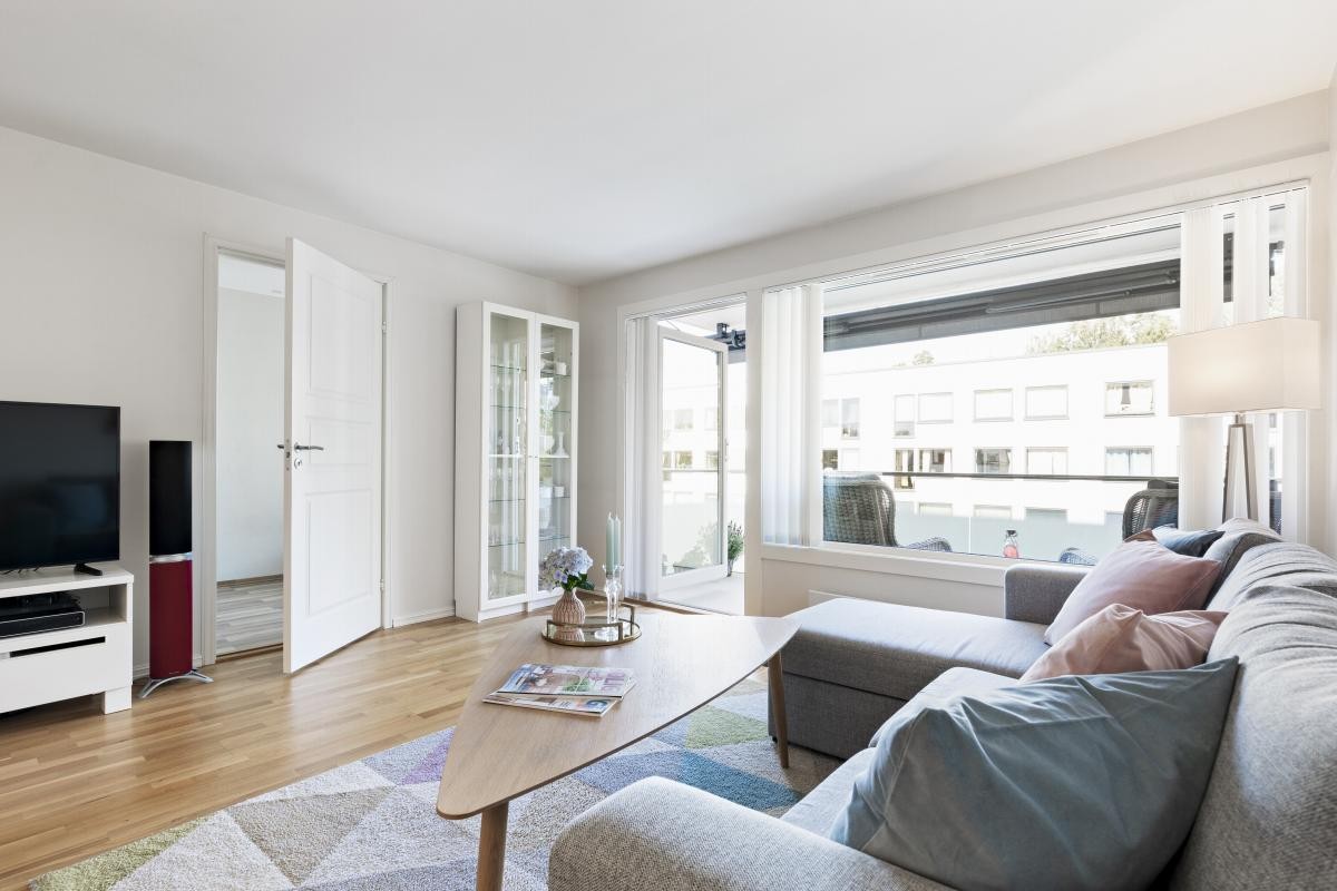 Rommet kan enkelt innredes etter eget ønske, og har utgang til solrik balkong. Galleribilde