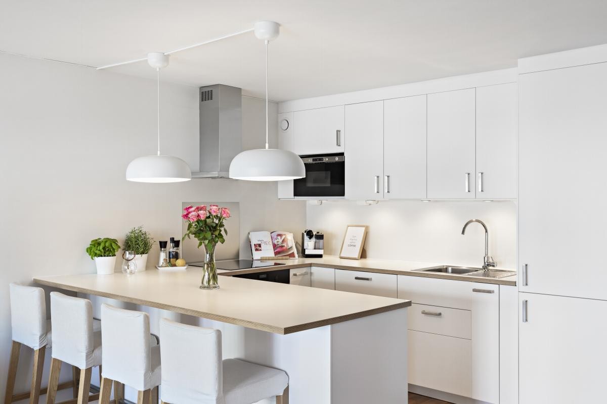 Kjøkkenet har store arbeidsflater som innbyr til matlaging. Galleribilde