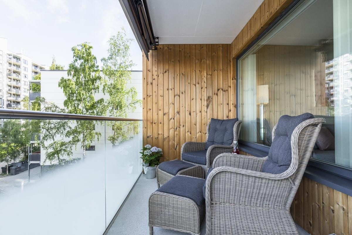 Den store balkongen er godt skjermet av tak og vegg, og i forkant er det flott rekkverk i glass. Galleribilde