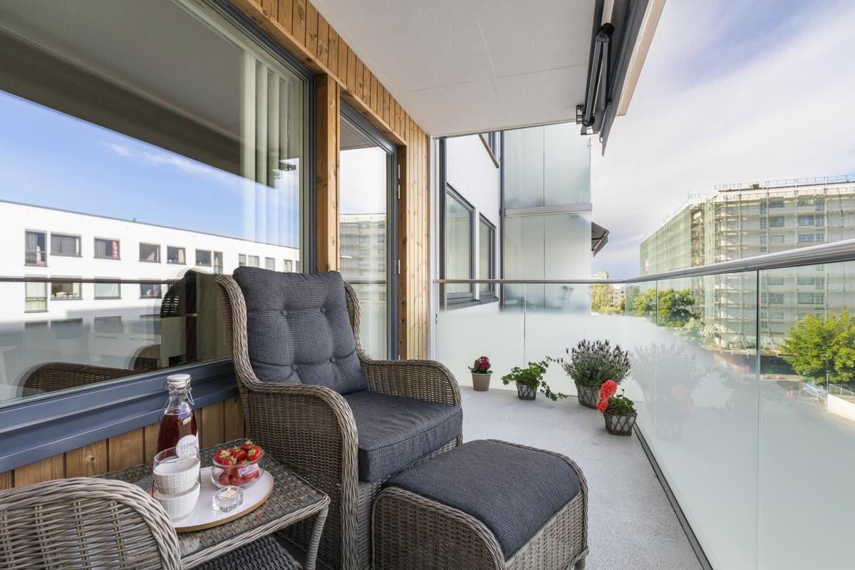 Fra stuen er det utgang til en stor, solrik balkong på ca. 7,5 kvm med markise fra 2020. Galleribilde