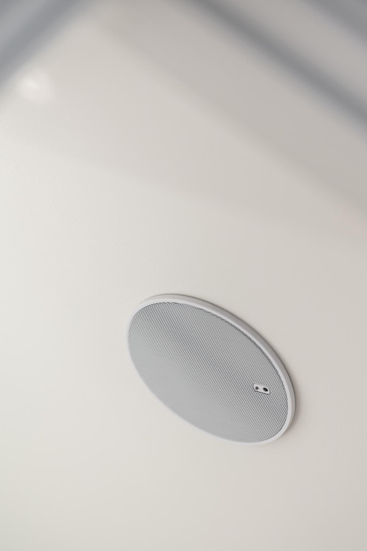 Badet er utstyrt med integrerte høyttalere og downlights i himling. Galleribilde