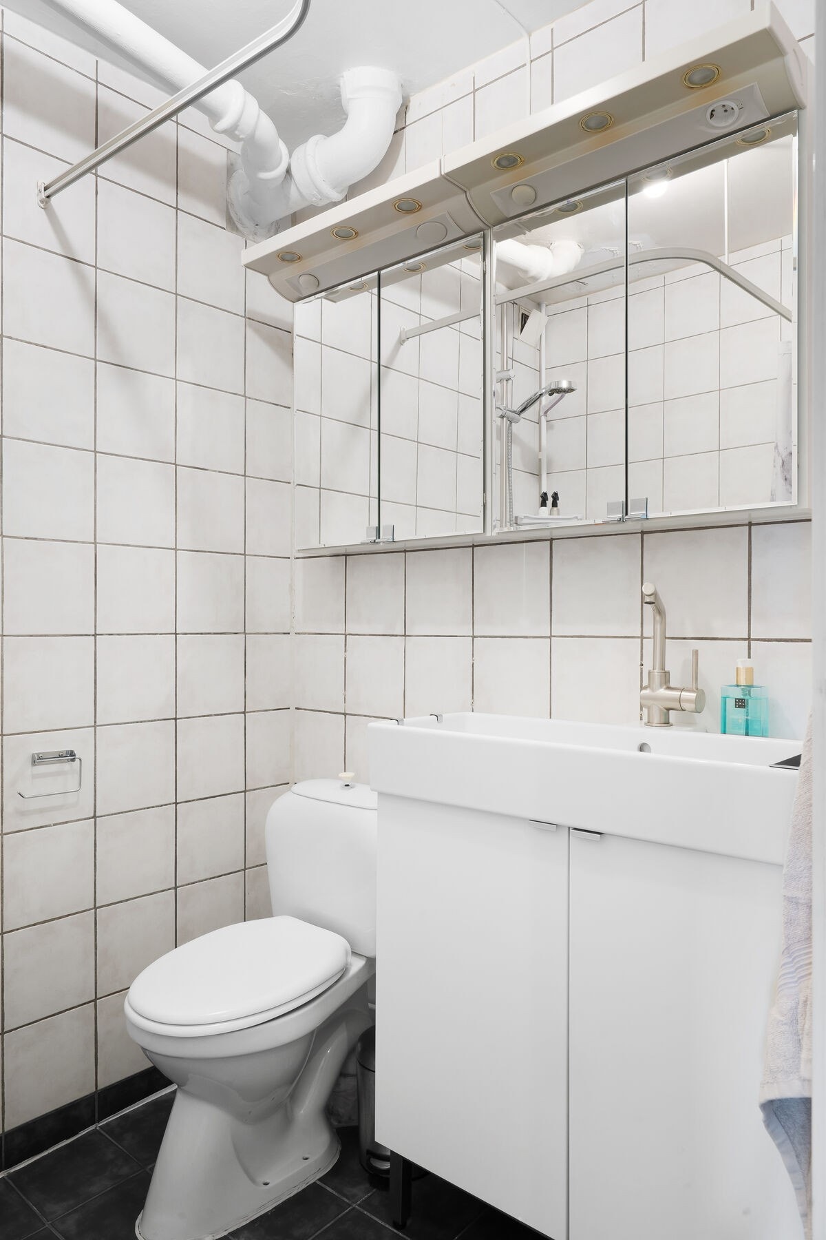 Lys og fint bad med dusj, wc og servantskap Galleribilde