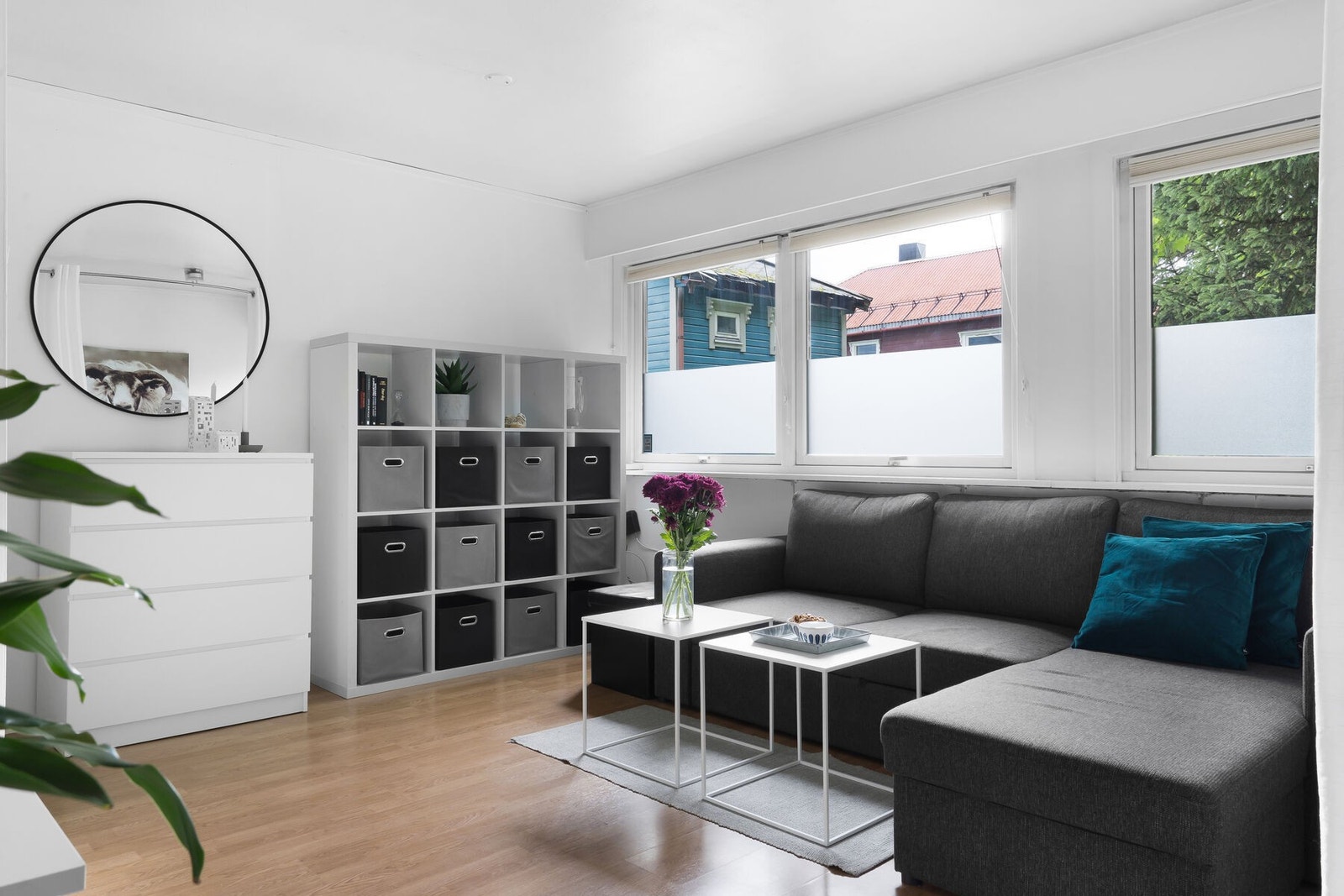 Stuen har gode vindusflater, som gir et godt lysinnslipp. Galleribilde