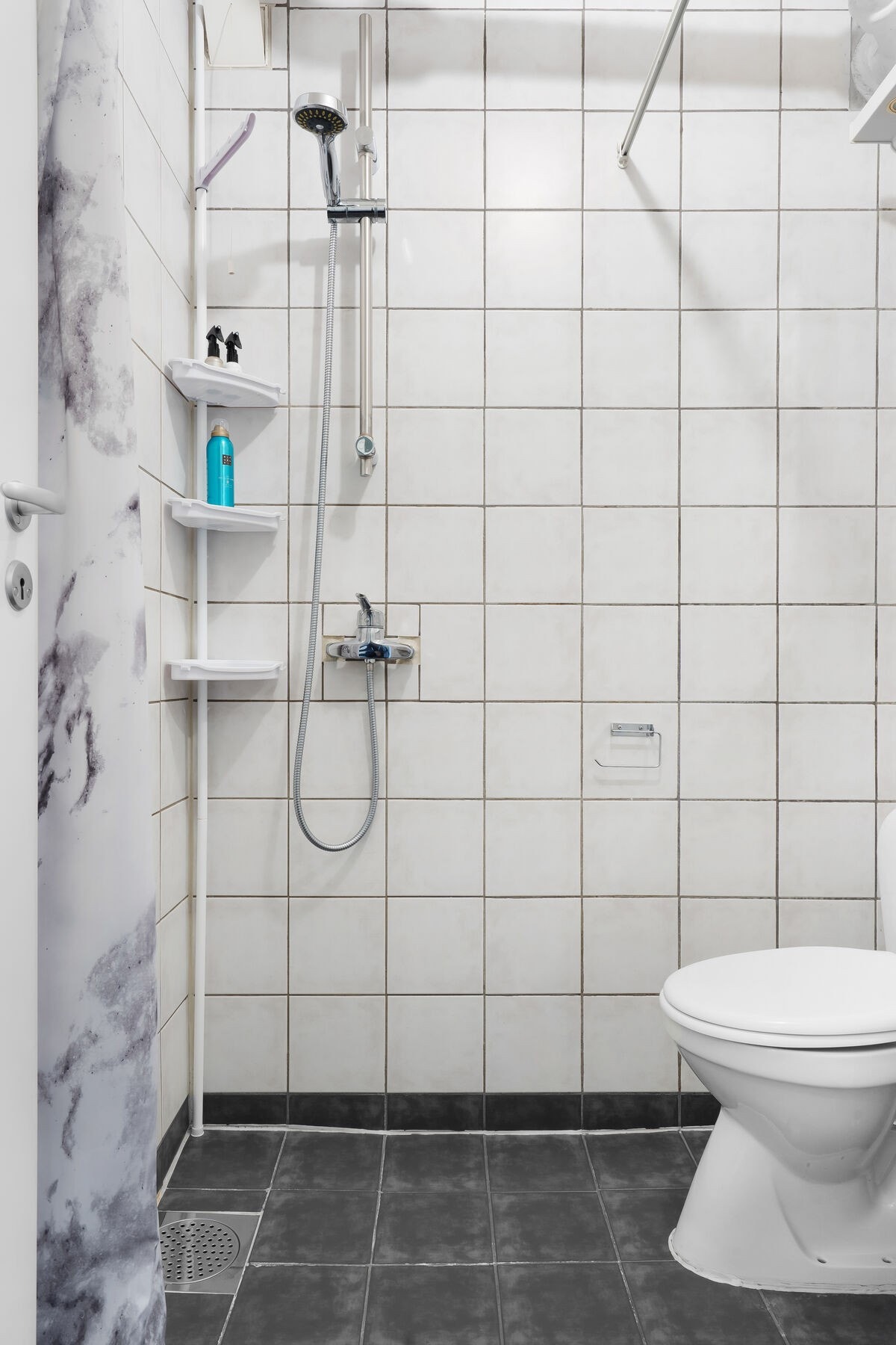 Badet er komplett flislagt. Galleribilde