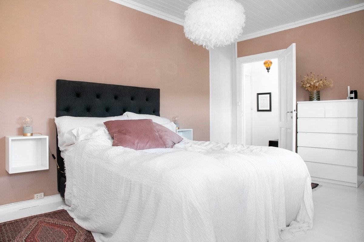 Hovedsoverom med fondvegg. Galleribilde