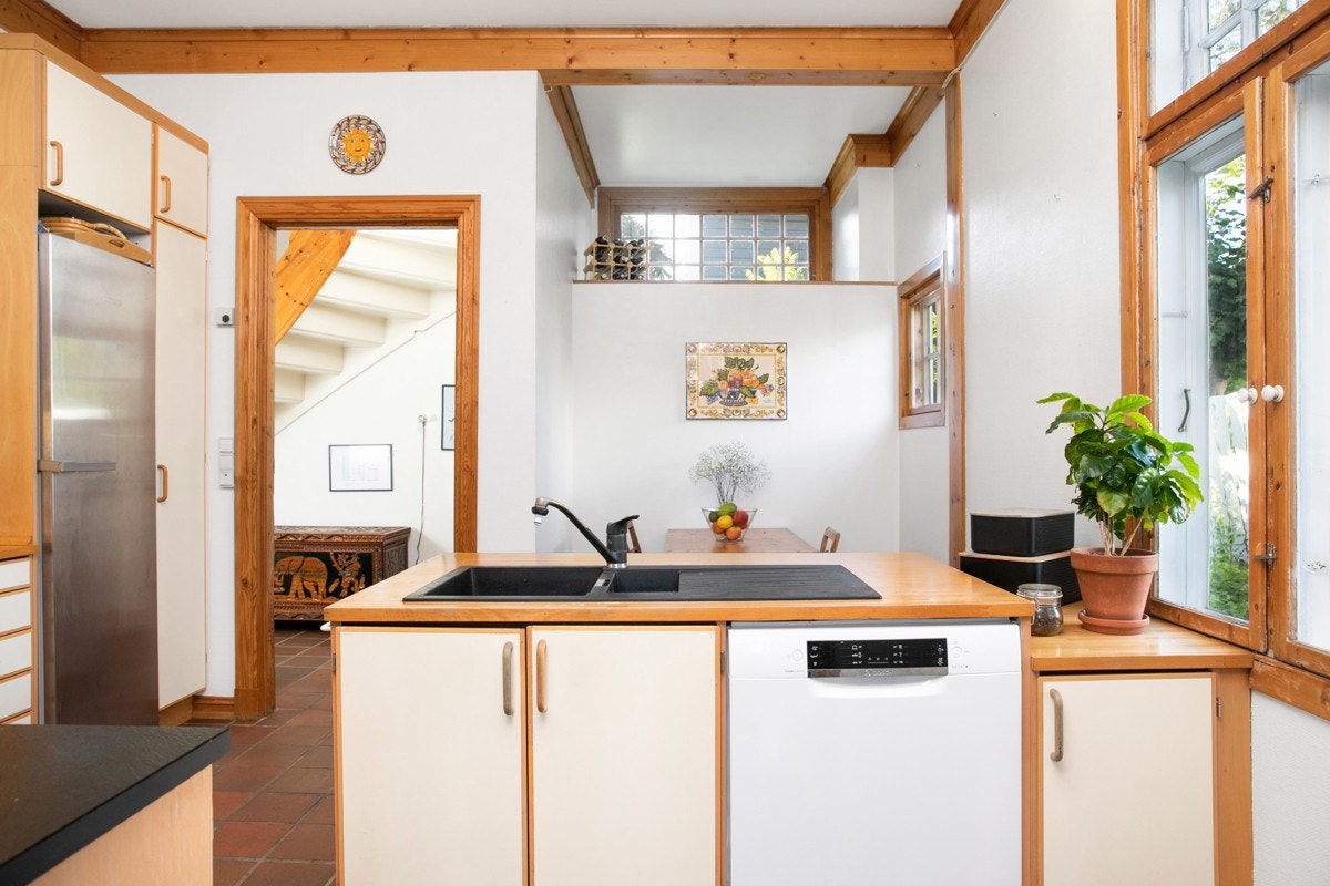 Kjøkken med utgang til gang. Galleribilde