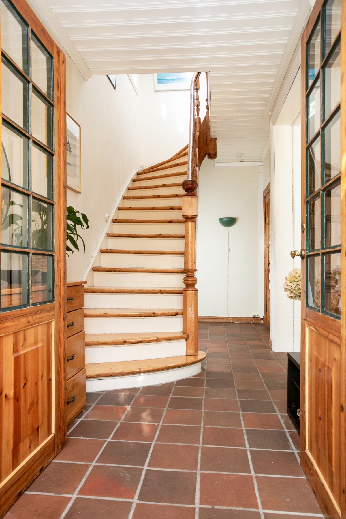 Flislagt hall med gulvvarme, adkomst til 2 etg Galleribilde