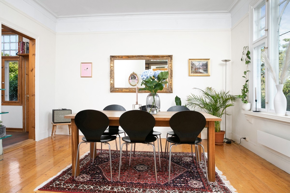 Spisestue med lett adkomst til kjøkkenet Galleribilde