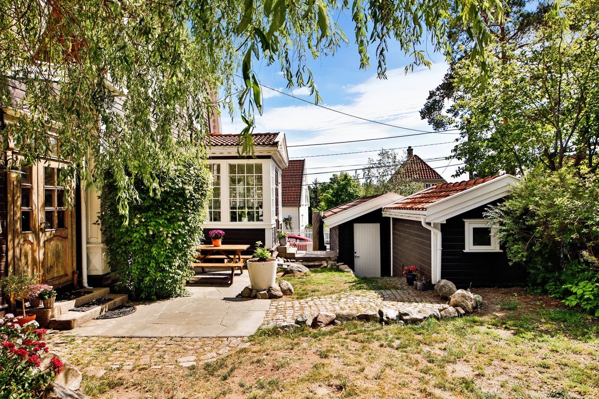 Hagen er godt avskjermet mot veien Galleribilde