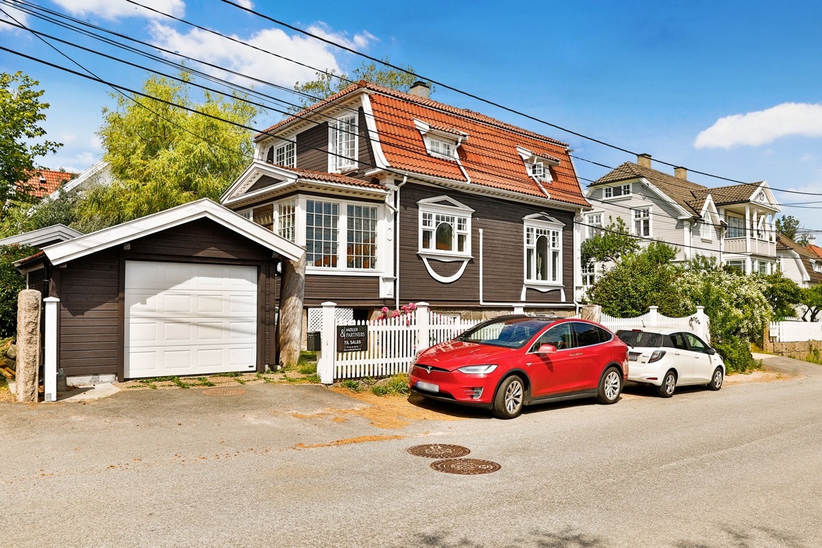 Pen bolig med garasje og stakittgjerde mot veien Galleribilde