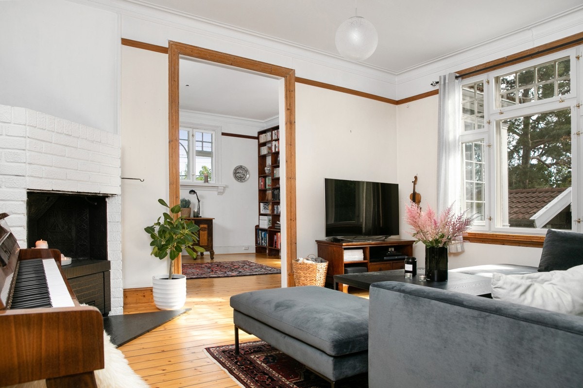 Tv stue med åpen peis Galleribilde