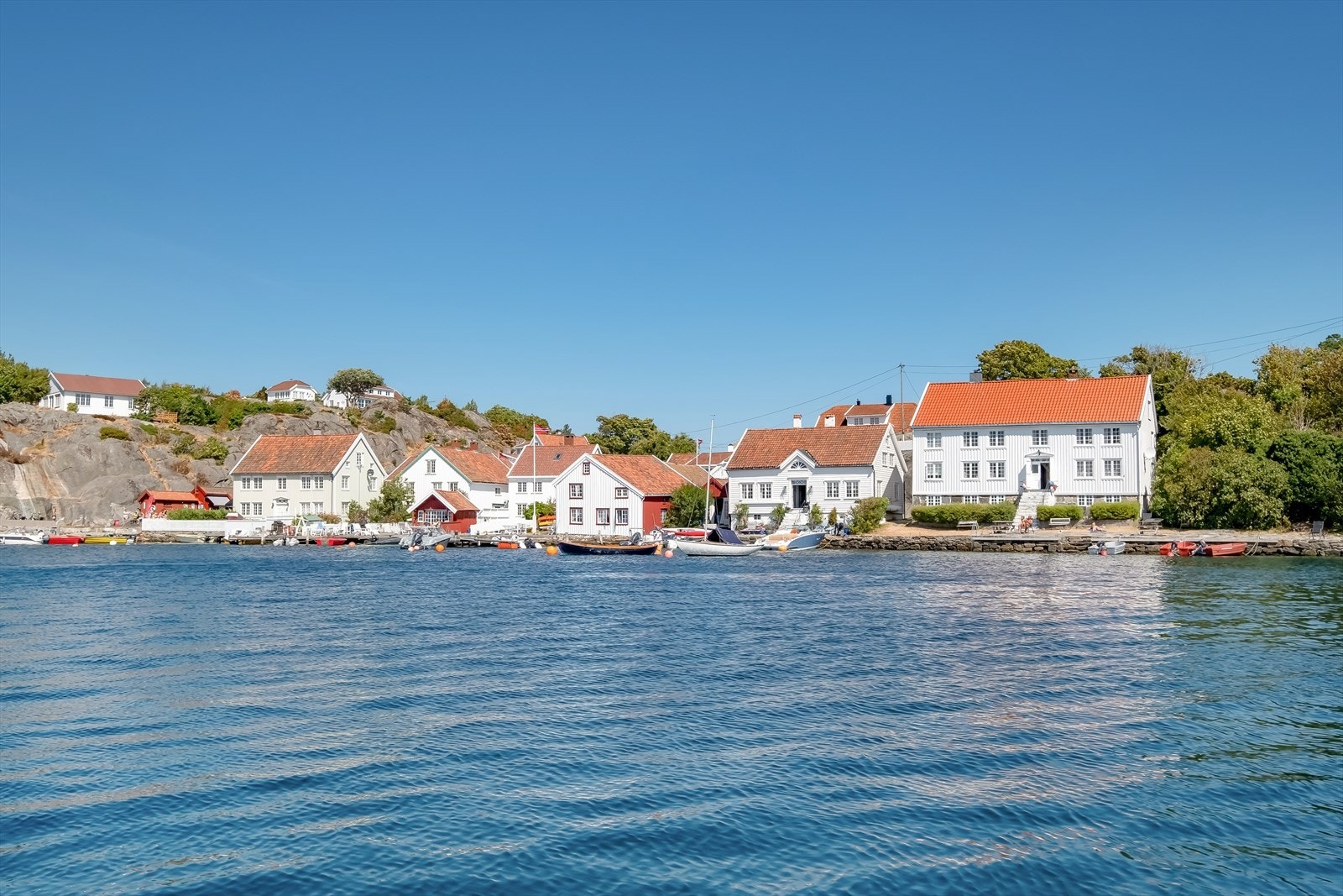 Brekkestø med sommerbutkk og kiosk Galleribilde
