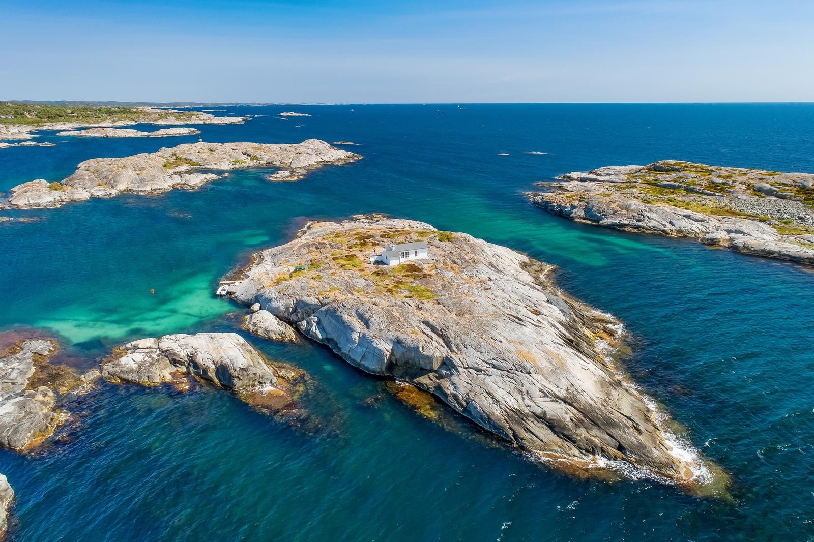 Spektakulær beliggenhet ut mot havet med fantastiske solforhold og en utsikt som kan ta pusten fra deg Galleribilde