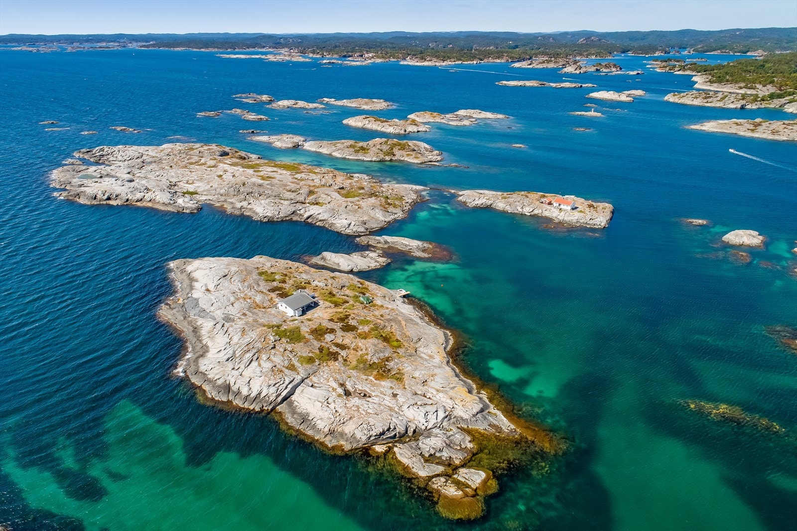 Unik beliggenhet, helt for seg selv, omkranset av krystallklart vann og hvit sandbunn Galleribilde