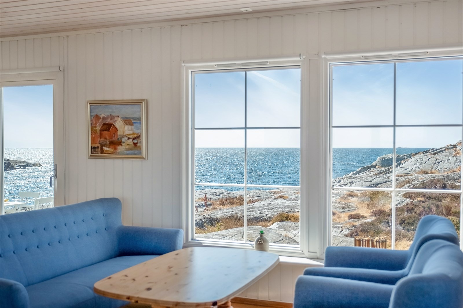 Stue med store vindusflater og utsikt til Skagerrak Galleribilde