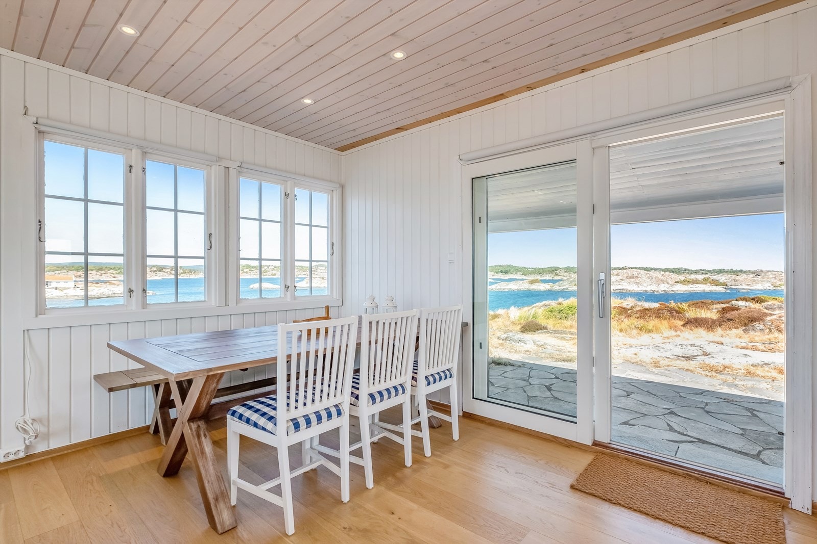God plass til stort spisebord. Bred skyvedør ut til overbygget platting Galleribilde