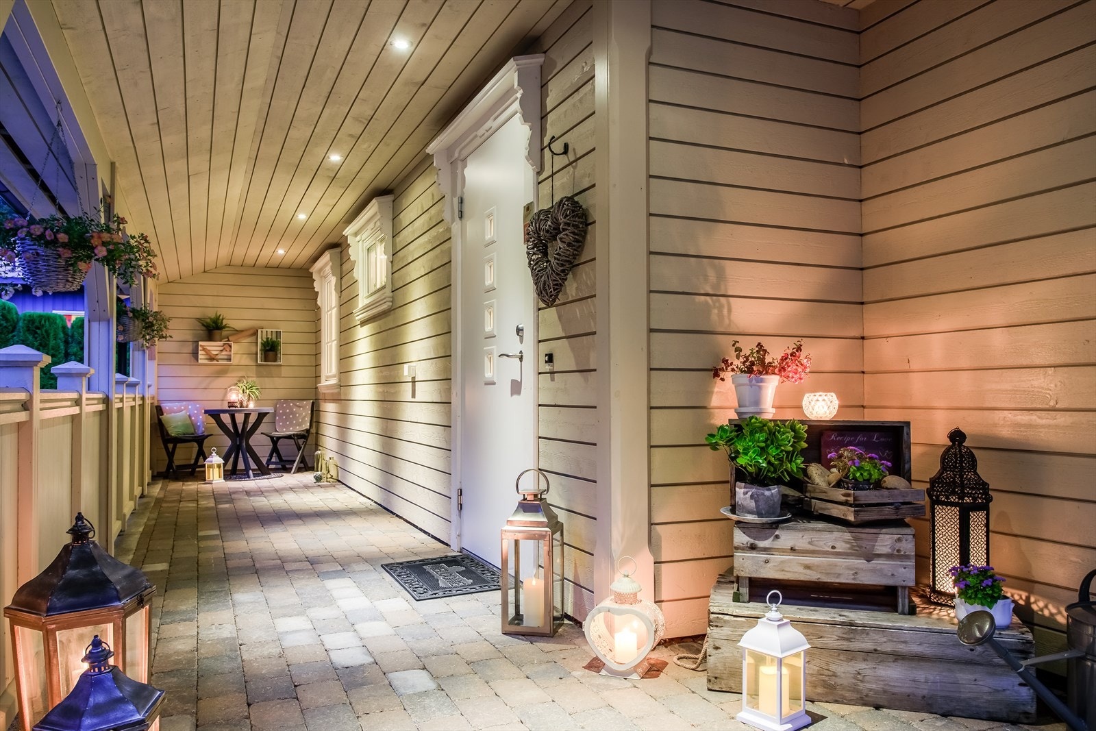 Flott inngangsparti med overbygg og belysning i himling Galleribilde