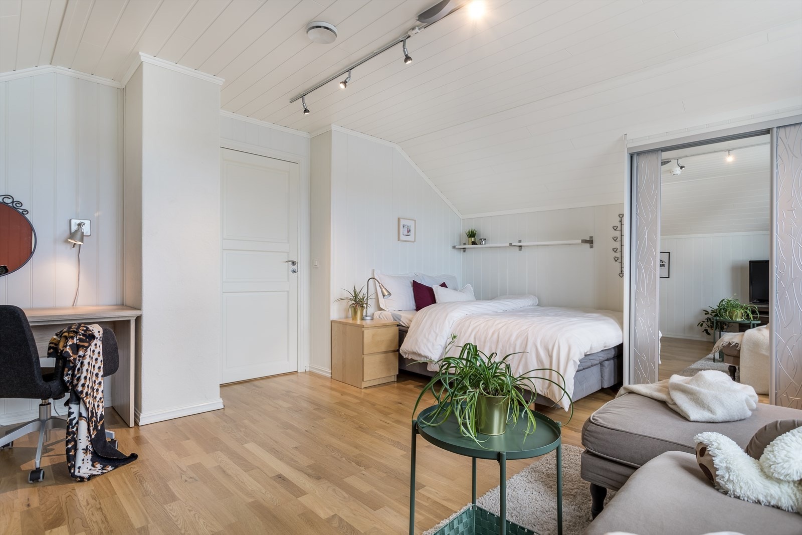 God oppbevaringsplass i skyvedørsgarderobe Galleribilde