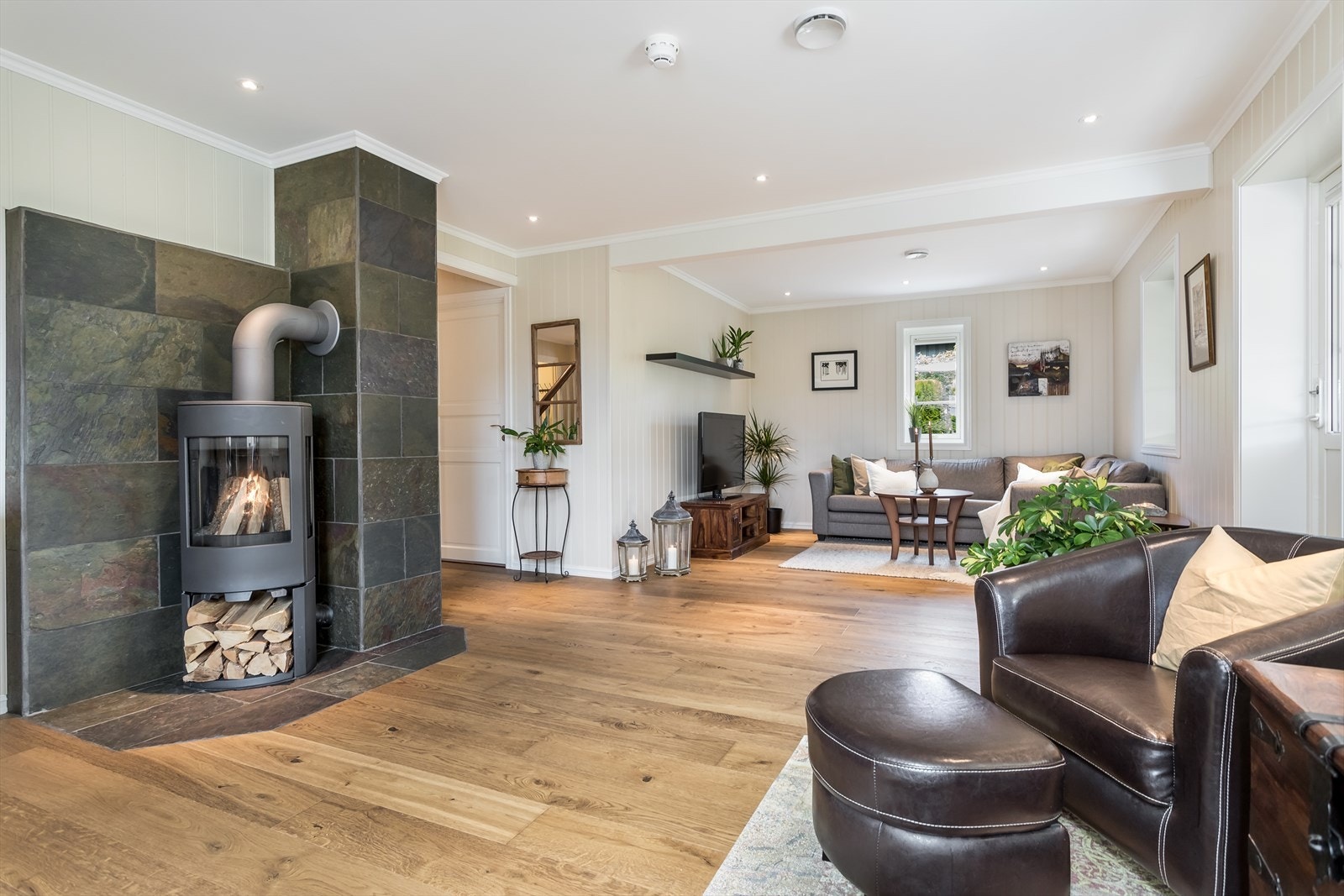 Romslig stue med flere møbleringsmuligheter Galleribilde