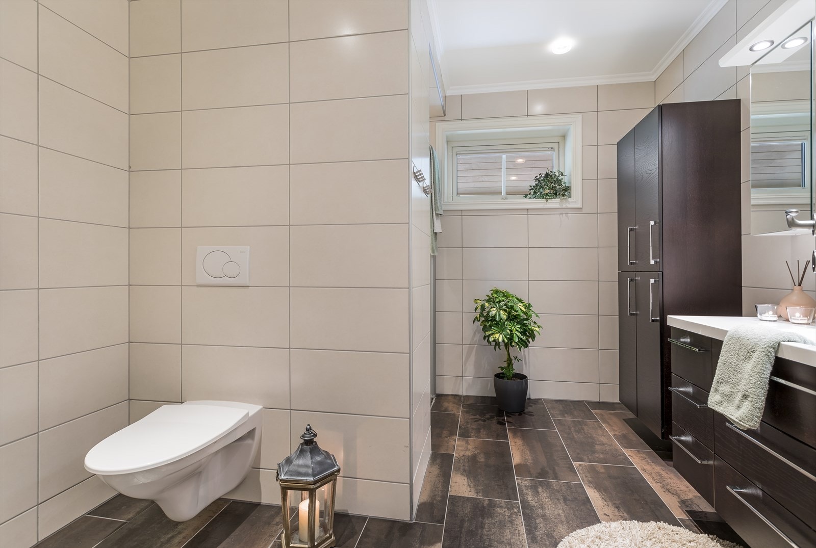 Lekkert flislagt bad (Bergersen Flis) i 1. etasje med varme i gulv. Baderomsinnredning fra Foss Bad Galleribilde