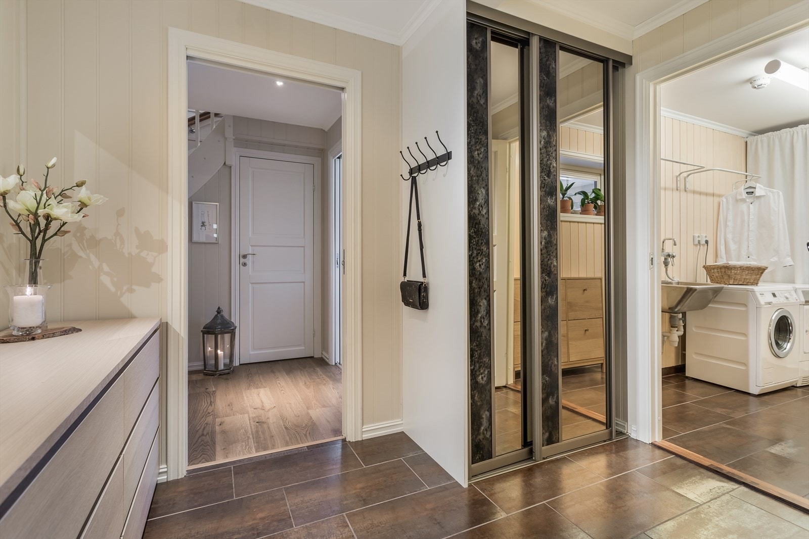 Romslig og lys entre med flislagt gulv fra Bergersen Flis og varme i gulv Galleribilde