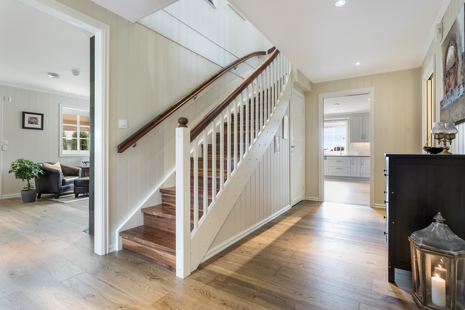 Lys gang med trappeløp opp til 2. etasje. Trapp er levert av Stryntrappa Galleribilde