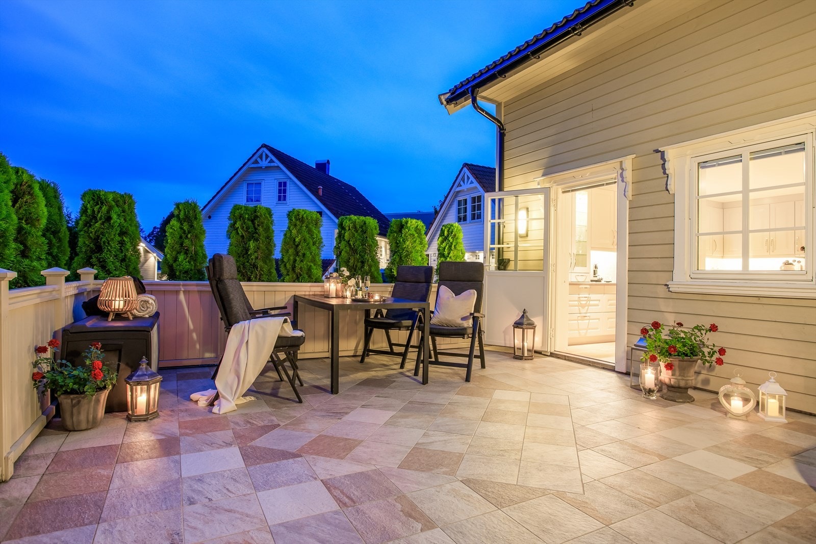 Fra hagestue er det utgang til en terrasse på 22kvm. Her vil en få sol fra formiddag til kl. 20.00 på kvelden Galleribilde