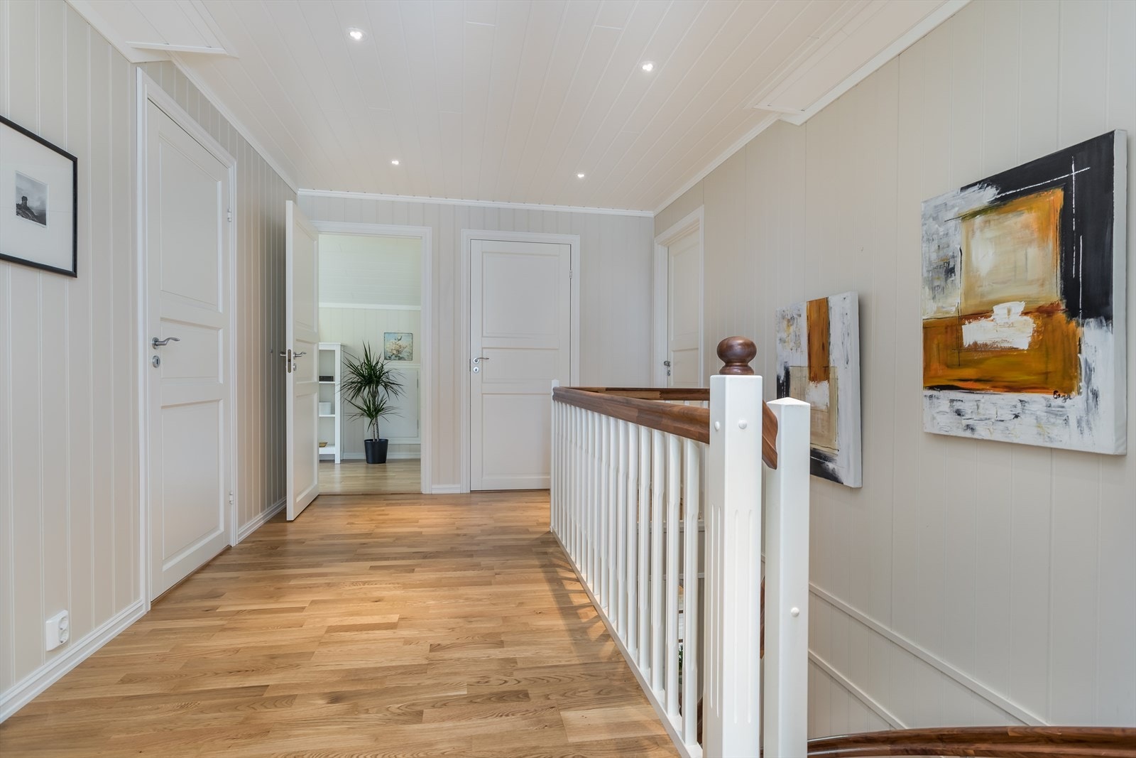 Loftsgang med inngang til 3 soverom, bad og bod Galleribilde