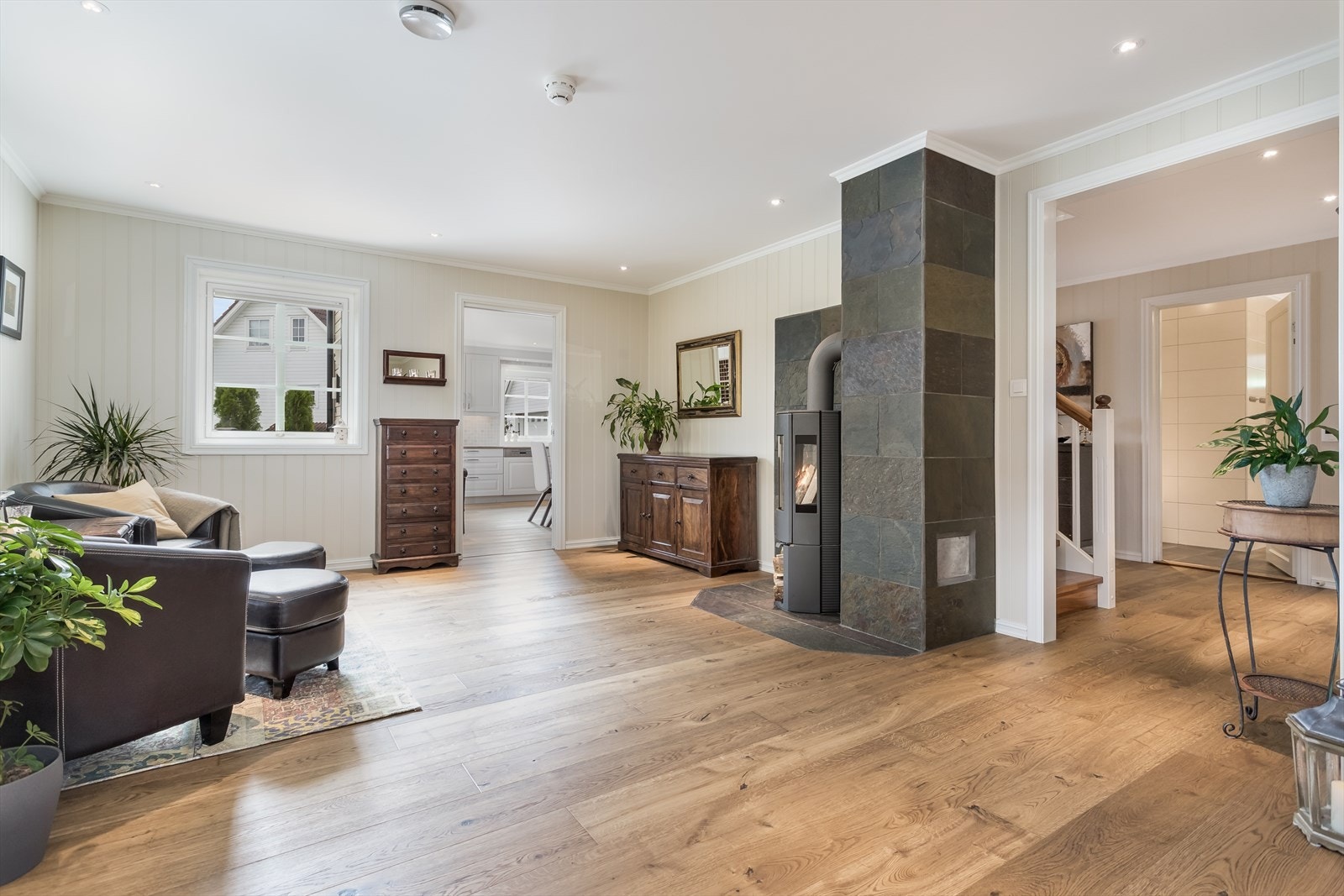 Stue, gang og kjøkken har eksklusiv Breckan parkett og utstrakt bruk av downlights i himling Galleribilde