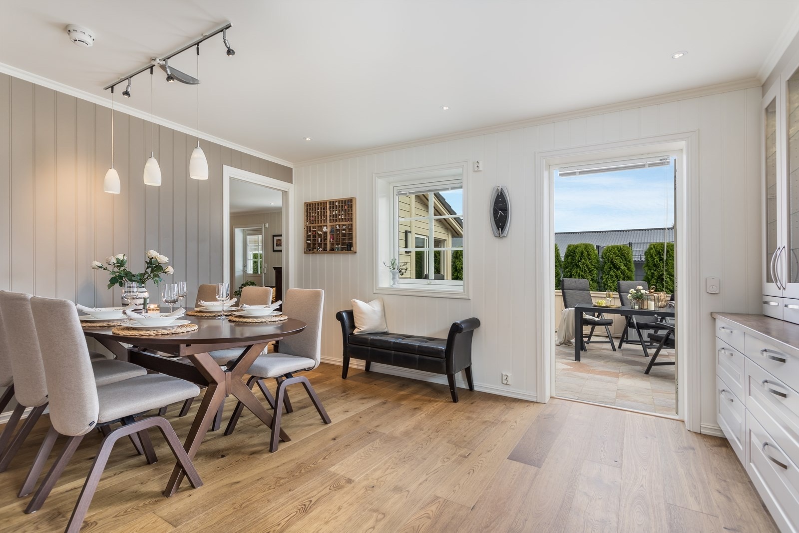 Fra kjøkken er det utgang til terrasse med lang solgang Galleribilde