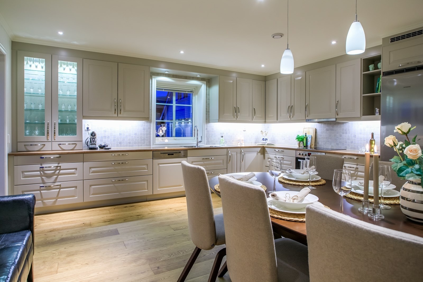 Stort og flott kjøkken med rikelig skap- og benkplass Galleribilde