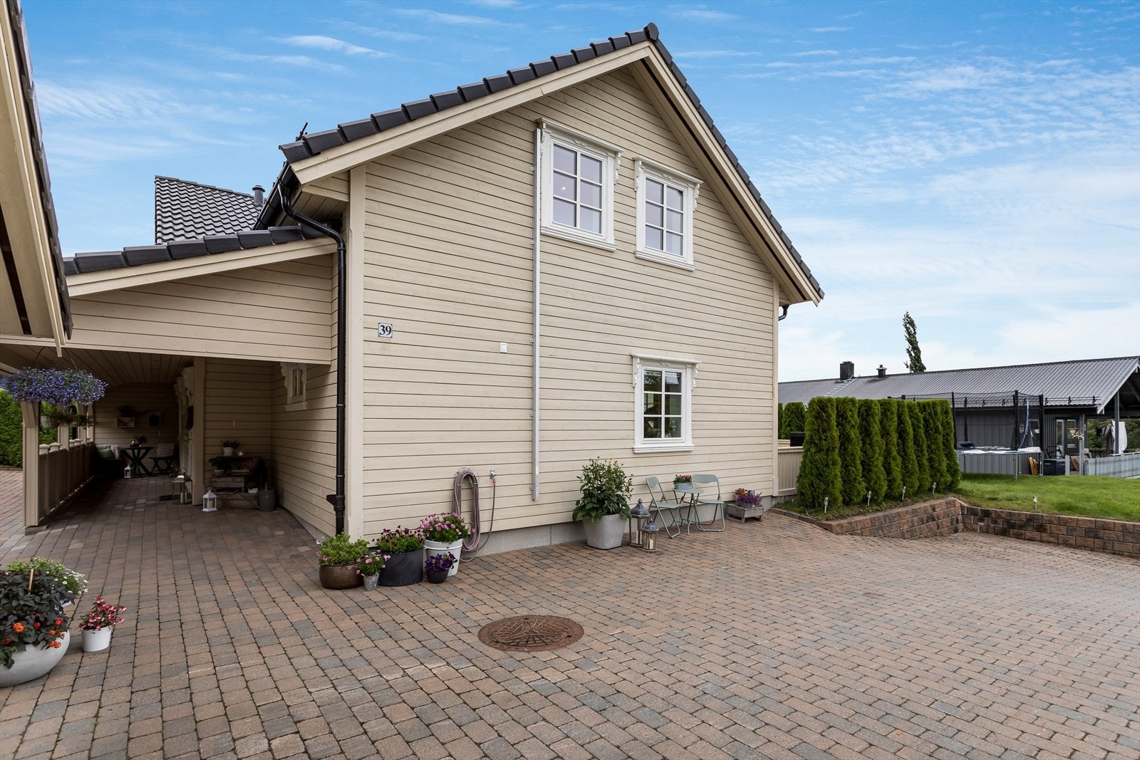 Romslig gårdsrom opparbeidet med belegningsstein med plass til biloppstilling for 5-6 biler Galleribilde