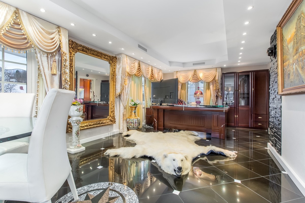 Stue i 2. etasje. Det er brukt materialer av høy kvalitet. Galleribilde