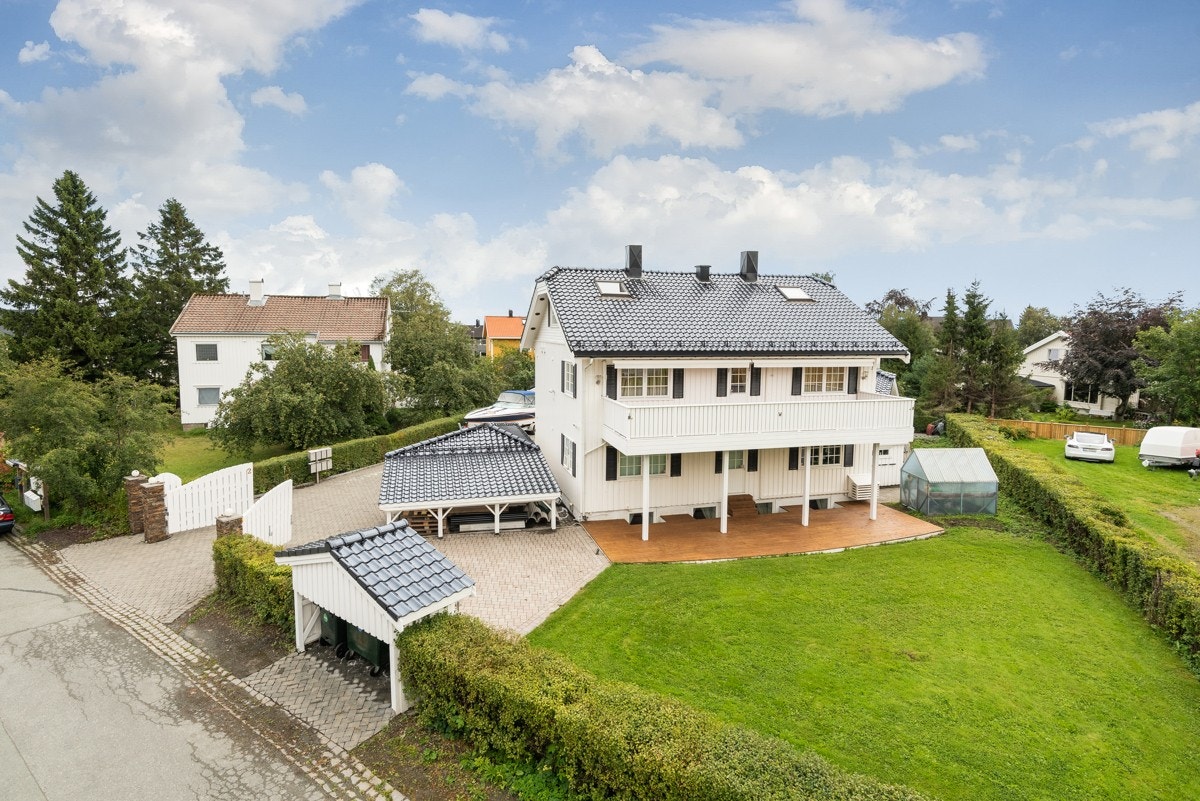 Stor flott gressplen på fremsiden av boligen. Galleribilde