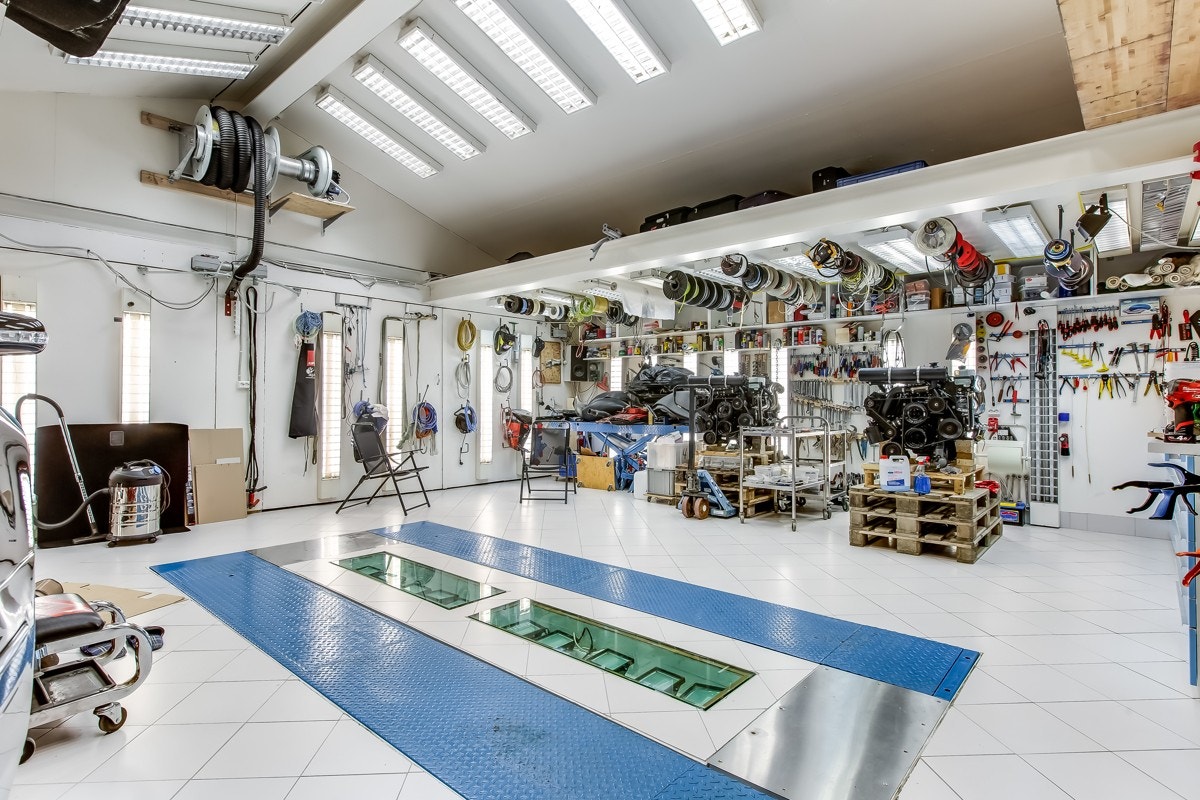 Svært påkostet dobbelgarasje/verksted Galleribilde