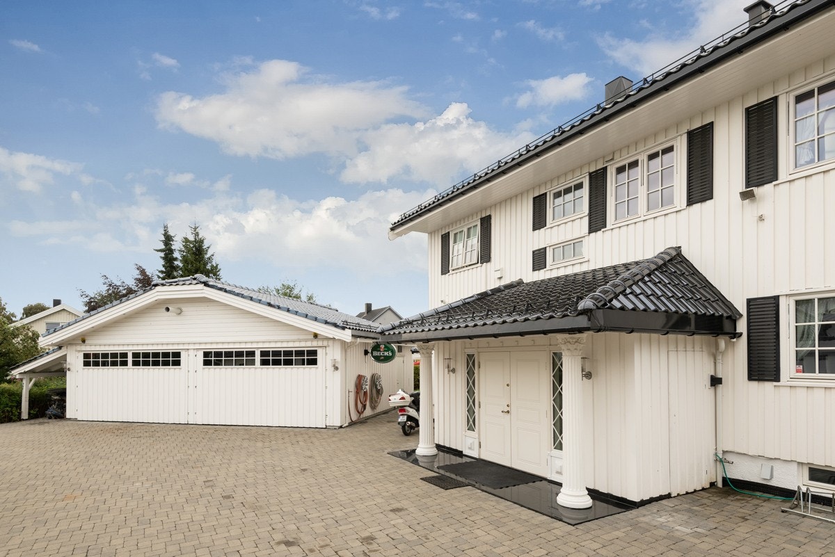 Eiendommen har en stort flott gårdsplass Galleribilde