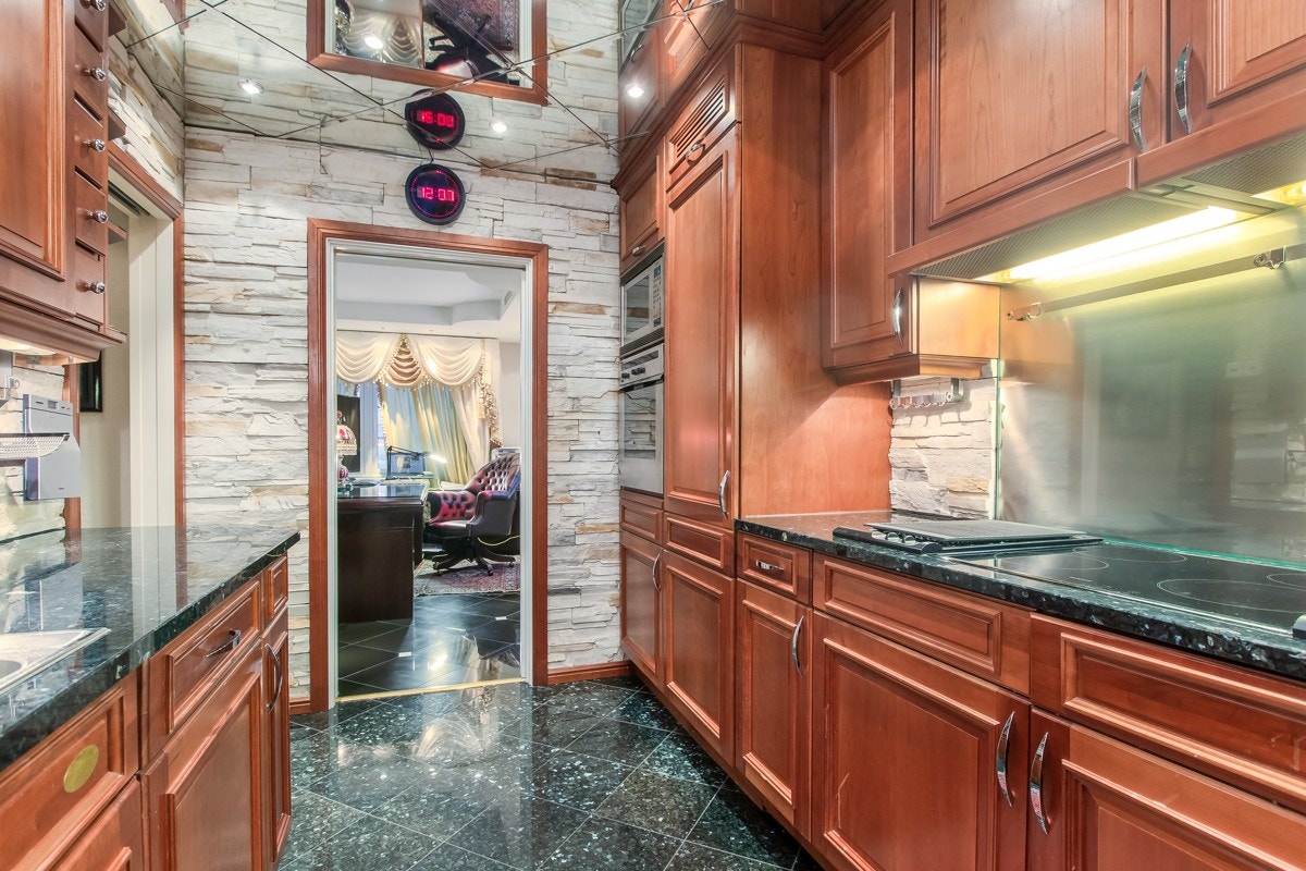 Integrerte hvitevarer på kjøkken Galleribilde