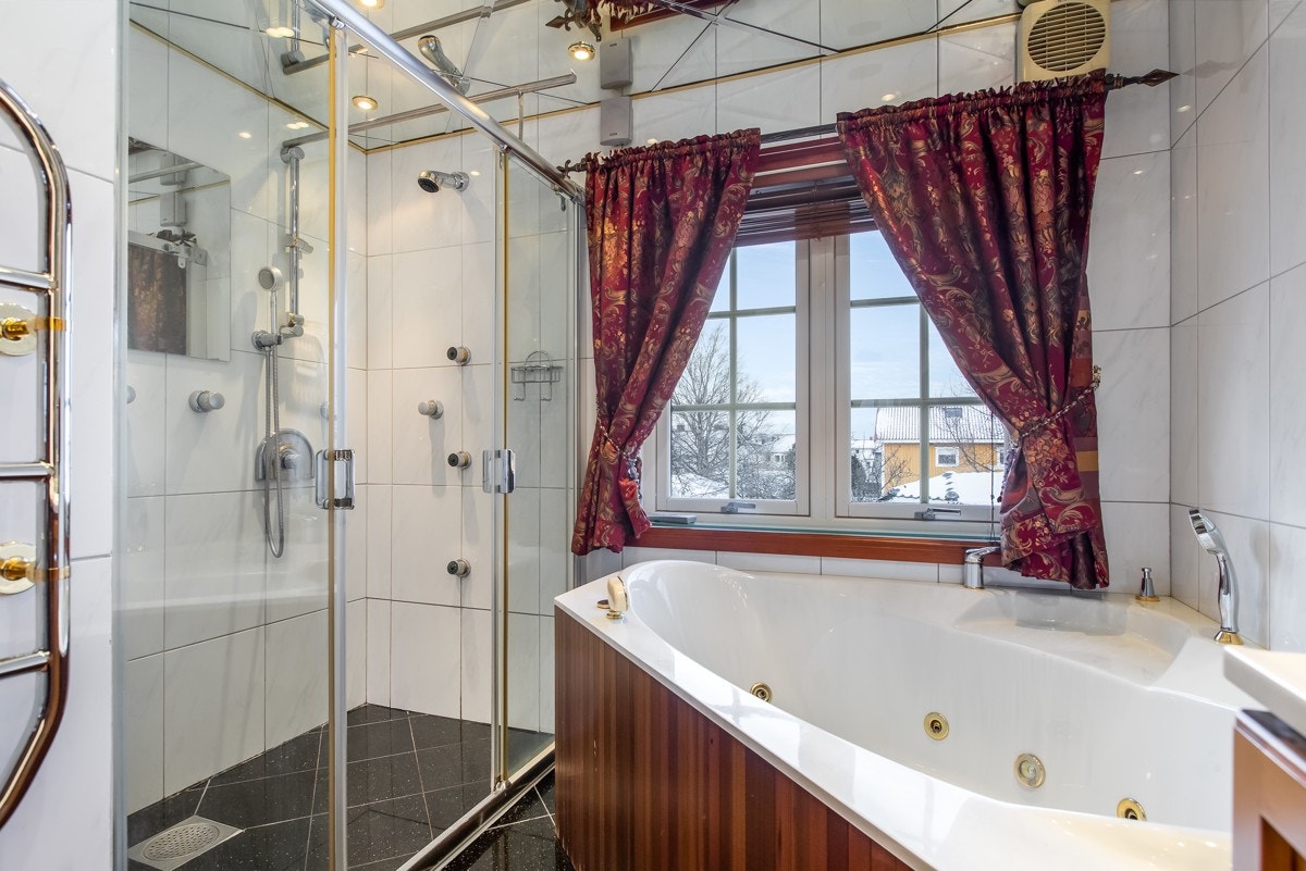 Pent flislagt bad med badekar og dusjhjørnet Galleribilde