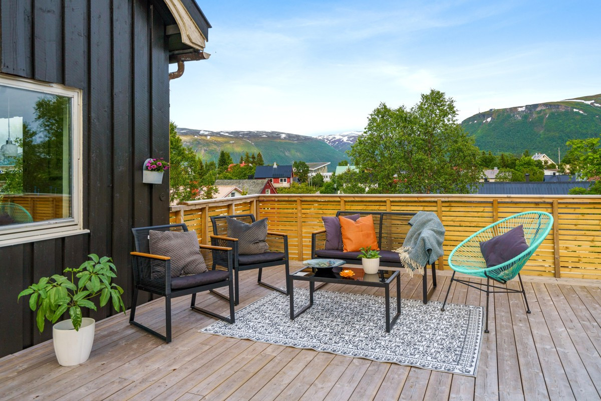 Stor terrasse med utgang fra stue. Fantastisk utsikt og muligheter for gode opplevelser året rundt.