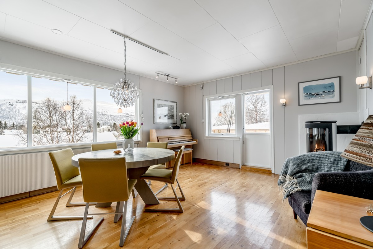 Spisestue med peis og utgang til stor terasse